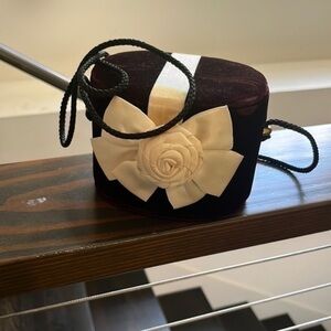 Retro bag with white bow